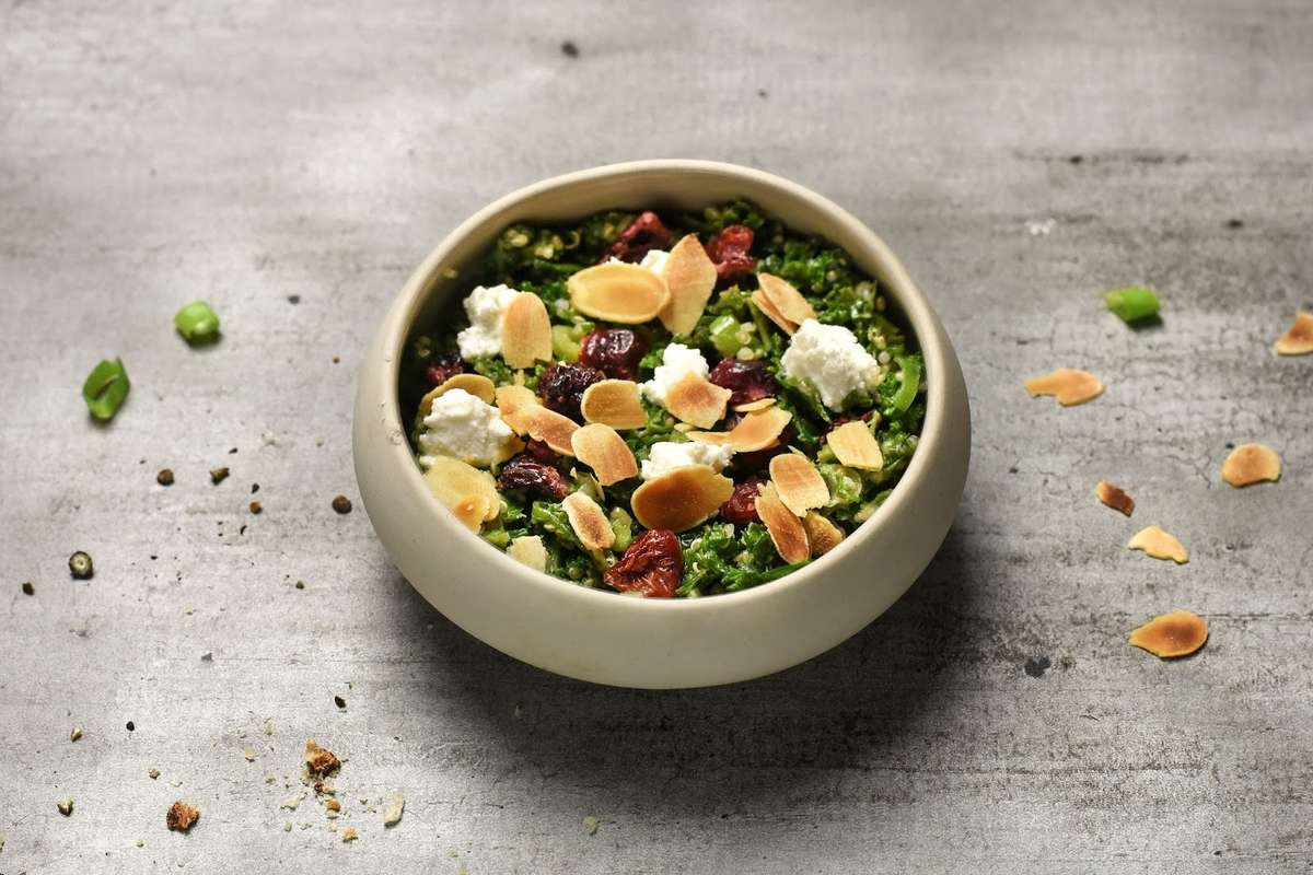 Chou kale, quinoa, amandes & ricotta, Frichti (135g)