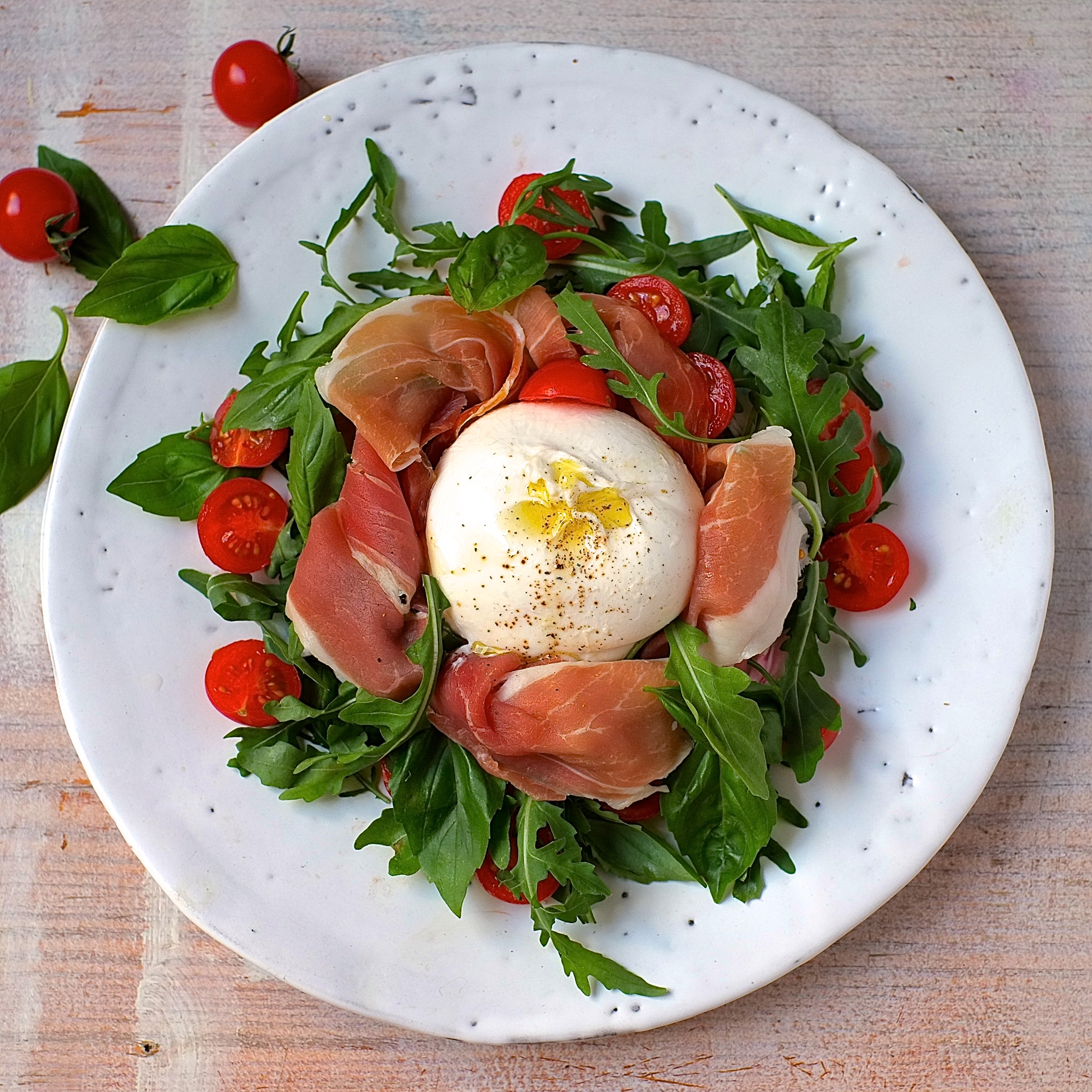 Burrata, Parme, roquette et tomate La belle vie grande épicerie fine et fraiche